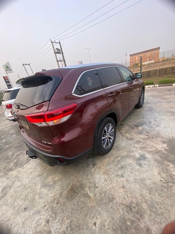 Thumbnail 2 of 2018 Toyota Highlander XLE